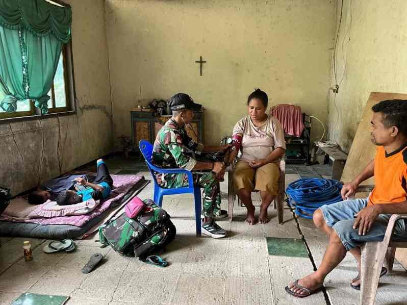 Satgas Pamtas RI-RDTL Yonarhanud 15/DBY Pos Naekake Gelar Layanan Kesehatan Keliling di Desa Naekake B